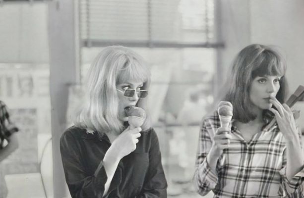 Gamma Agency - Catherine Deneuve et Françoise Dorléac tournent ’Les demoiselles de Rochefort’, 1966 | Catawiki