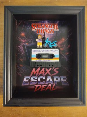 Stranger Things - Max Mayfield — Lego, vintage Tape - Runnin up that hill - Shadow Box | Catawiki