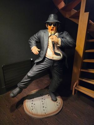 Blues Brothers, the - John Belushi, Dan Aykroyd - Lot of 2 - Life-size Statues of Jake & Elwood Blues with musical-note | Catawiki