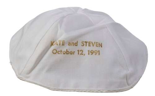 STEVEN SPIELBERG - Lot #1019 : Commemorative Yarmulke from Stephen Spielberg‘s and Kate Capshaw‘s Wedding