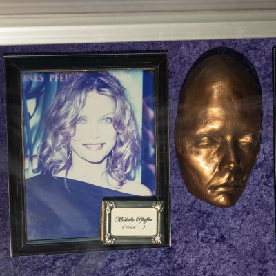 Lot 1068 - Michelle Pfeiffer Life Mask | misc / divers
