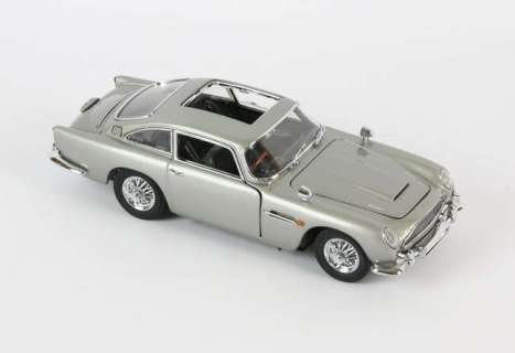 James Bond 007 - Danbury Mint Aston Martin DB5, 1:24 scale authorised replica of the car driven by… | Ewbank’s