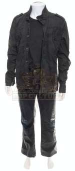 Total Recall (2012) - Douglas Quaid’s (Colin Farrell) Outfit – VII93 | Icons of Pop Culture