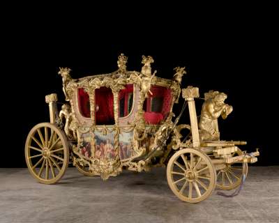 The Crown - Lot 80 - A reproduction of the Gold State Coach Season 3, Episode 10, ‘Cri de Coeur‘ and Season 6, Episode 9, ‘Hope Street‘