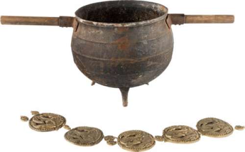 Khal Drago (Jason Momoa) Hero Cauldron with Gold Medallions from Game of Thrones (HBO® Original 2011-2019, Season 1).