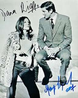 James Bond 007: on Her Majesty’s Secret Service | James Bond 007: On Her Majesty’s Secret Service - Double signed by Dame Diana Rigg and George Lazenby, signed with COA | Catawiki