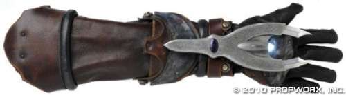 Lot 393 - Daniel‘s Ori Gauntlet Weapon