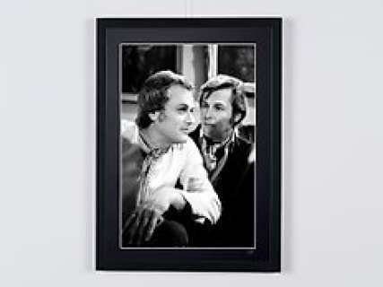 The Persuaders! (1971–1972) - Roger Moore As « Lord Brett Sinclair » & Tony Curtis As « Danny Wilde" | The Persuaders! (1971–1972) - Roger Moore as « Lord Brett Sinclair » & Tony Curtis as « Danny Wilde" - Fine Art Photography - Luxury Wooden Framed 70X50 cm - Limited Edition Nr 01 of 30 - Serial ID - - Original Certificate (COA), Hologram Logo… | Catawiki