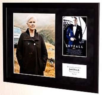 James Bond 007: Skyfall | James Bond 007: Skyfall - Judi Dench (M) Premium Framed, signed, Certificate of Authenticity & sticker b’bc | Catawiki