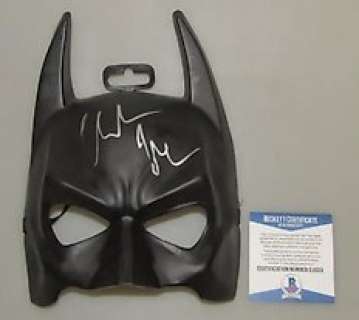 The Dark Knight | The Dark Knight - Replica Batman cowl, signed by Christian Bale (Bruce Wayne/Batman) with Beckett COA | Catawiki