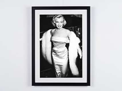 Marilyn Monroe (Ciro’s Nightclub, 1954) | Marilyn Monroe (Ciro’s Nightclub, 1954) - Fine Art Photography - Luxury Wooden Framed 70X50 cm - Limited Edition Nr 01 of 20 - Serial ID 15608 - Original Certificate (COA), Hologram Logo Editor and QR Code | Catawiki