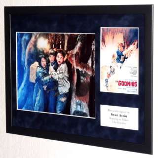 The Goonies - Sean Astin (Mikey) Premium Framed, signed with Quote + COA & Photo signing session | Catawiki