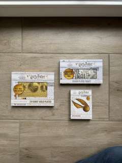 Harry Potter - 24K Gold plated Yule Ball ticket, Silver plated Quidditch Final ticket, 24K Gold plated Snitch pin | Catawiki