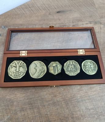 Lord of the Rings - - Movie prop Dwarven Treasure Coin Set, from the Lord of the Rings saga (1:1 scale) | Catawiki