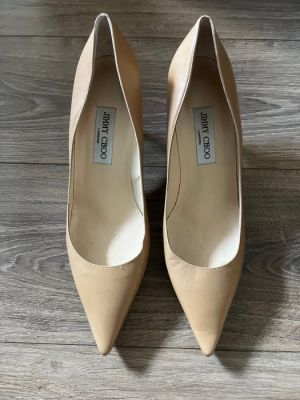 The Blind Side - Jimmy Choo - - Movie prop Pair of nude/tan leather pointed-toe pumps, size 40, used condition with visible sole wear and | Catawiki
