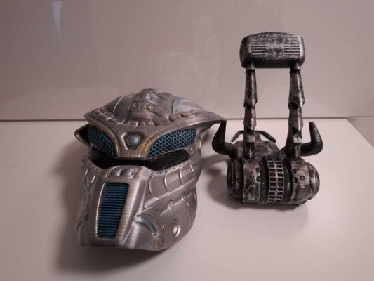 Predator - Mask with stand - 1:1 Scale - Hand painted | Catawiki