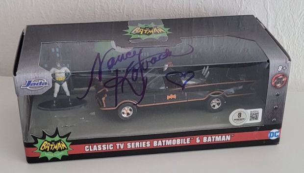 Batman - Classic Tv - Nancy Kovack (Queenie) - Autograph, Batmobile Figurine With Beckett COA | Catawiki