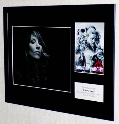 Sons of Anarchy - Katey Sagal (Gemma) Premium Framed, signed + COA | Catawiki