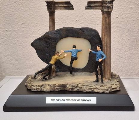 Franklin Mint - Franklin Mint - Figure - Star Trek "The City on the Edge of Forever" Scene, by Franklin Mint 1992 (2) - Resin, Wood | Catawiki