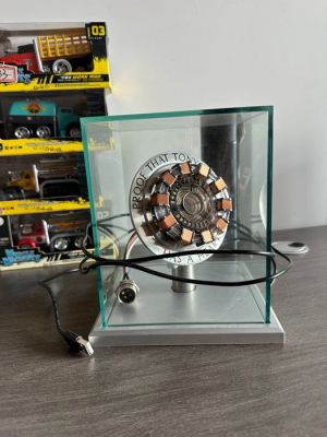 Marvel: Iron Man - Unbranded - - Movie prop LED arc-shaped reactor prop, placed in a display case, with a silver base. | Catawiki