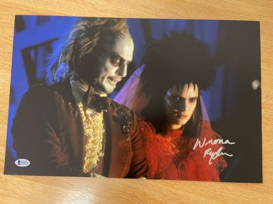 Beetlejuice - Winona Ryder (Lydia Deetz) Signed 11x17" (43.2 × 27.9 cm) – Beckett BAS COA | Catawiki