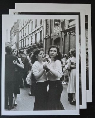 Robert Doisneau (1912–1994) - 3 exemplaires : "14 Juillet, Rue de Nantes","Music lovin butchers","Black and white Café" | Catawiki