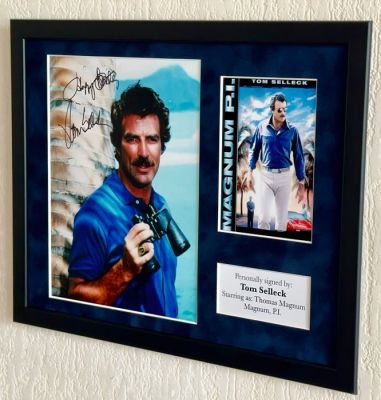 Magnum P.I. - Tom Selleck (Thomas Magnum) Premium Framed, signed + Certificate of Authenticity | Catawiki