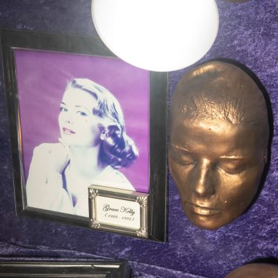 Lot 1087 - Grace Kelly Life Mask | misc / divers