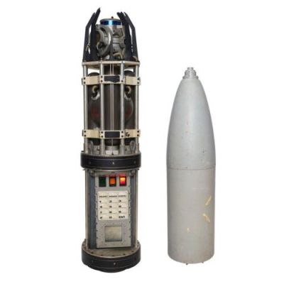BROKEN ARROW (1996) - Lot #58 : Planet Hollywood Collection: Light-Up B83 Nuclear Bomb and Bomb Casing