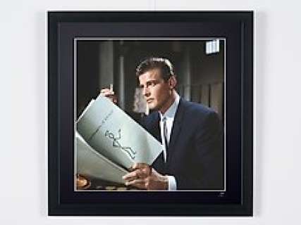The Saint - Classic TV - Roger Moore As « Simon Templar » | The Saint - Classic TV - Roger Moore as « Simon Templar » - Fine Art Photography - Luxury Wooden Framed 70X50 cm - Limited Edition Nr 02 of 30 - Serial ID 15884 - - Original Certificate (COA), Hologram Logo Editor and QR Code | Catawiki