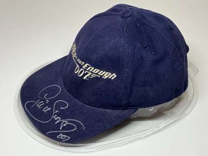 James Bond 007: The World is Not Enough - Official Film Crew Cap (signed by Pierce Brosnan) | Catawiki