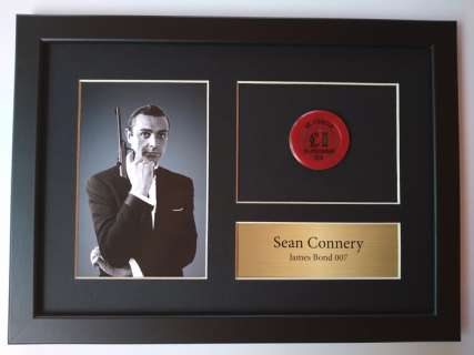 James Bond 007: Dr. No - - Movie prop Framed 1 GBP Casino Chip - With COA - See images and description | Catawiki