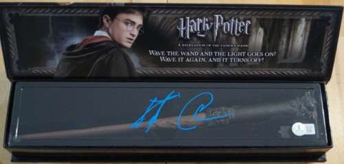 Harry Potter - Daniel Radcliffe Signed Harry Potter Illuminating Wand Autograph Beckett COA | Catawiki