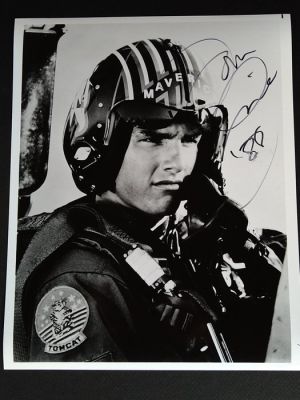 Top Gun - Signed by Tom Cruise (Pete "Maverick" Mitchell) - with Letter of Authenticity - Photo, Autograph | Catawiki