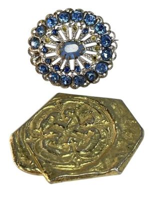 The Goonies (1985) - Pirate Treasure Brooch and Coin | Hanlin Auction Service