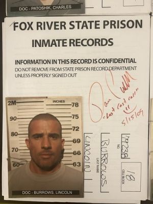 Prison Break Season 1 Ep 22 screen used prop (Signed by Dominic Purcell)