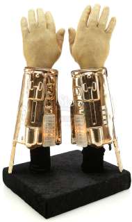 MASTERS OF THE UNIVERSE (1987) - Lot 481 - Skeletor‘s (Frank Langella) Light-Up Goldtone Gauntlets