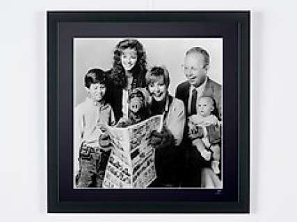 Alf - TV Series 1986 | ALF - TV Series 1986 - Fine Art Photography - Luxury Wooden Framed 70X50 cm - Limited Edition 2 of 30 - Serial ID 30760 - Original Certificate (COA), Hologram Logo Editor and QR Code | Catawiki