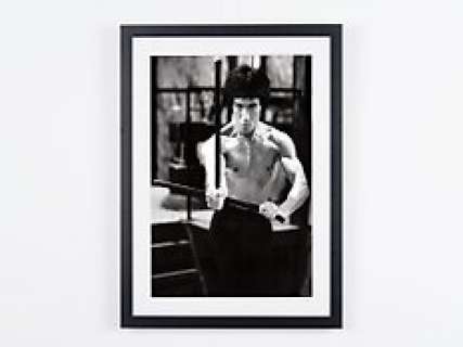Way of the Dragon (1972) - Bruce Lee | Way of the Dragon (1972) - Bruce Lee - Photographie, Luxury Wooden Framed 70X50 cm - Limited Edition Nr 02 of 30 - Serial ID 17022 - Original Certificate (COA), Hologram Logo Editor and QR Code | Catawiki