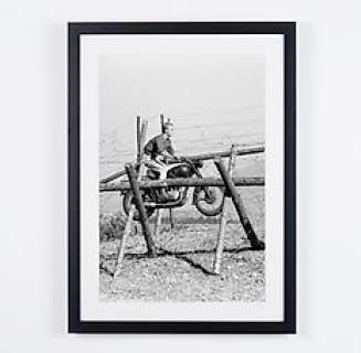 The Great Escape (1963) - Steve McQueen, on Triumph TR6 - The Great Escape (1963) - Steve McQueen, on Triumph TR6 - Fine Art Photography - Luxury Wooden Framed 70X50 cm - Limited Edition Nr 01 of 30 - Serial ID 16925 - Original Certificate (COA), Hologram Logo Editor and QR Code