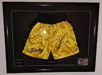 Rocky III (1982) | Rocky III (1982) - Replica Boxing trunks, signed by Sylvester Stallone (Rocky Balboa) - Authentic Signings Inc. with COA & Photo proof - Framed | Catawiki