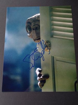 E.T. the Extra-Terrestrial - Signed by Steven Spielberg, with Letter of Authenticity - Photo, Autograph | Catawiki