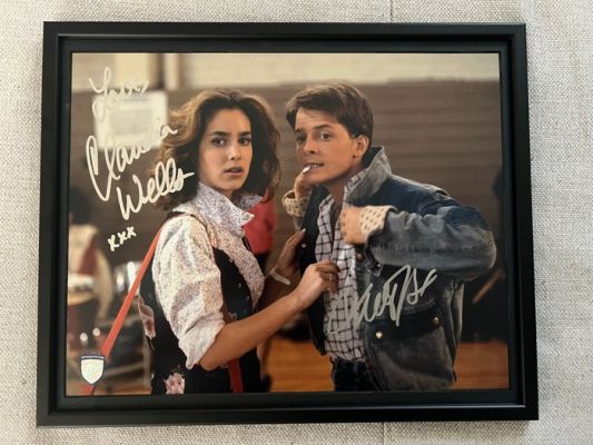 Back to the Future - Double signed by Michael J. Fox (Marty) & Claudia Wells (Jennifer) - 39x32cm Framed - Beckett | Catawiki