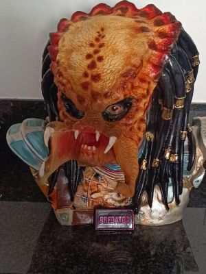 Figurine - Predator bust - Resin, Paint | Catawiki