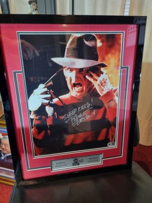 A Nightmare on Elm Street - Inscribed "Sleep Kills!", signed by Robert Englund (Freddy Krueger) - Framed with silver name plate | Catawiki