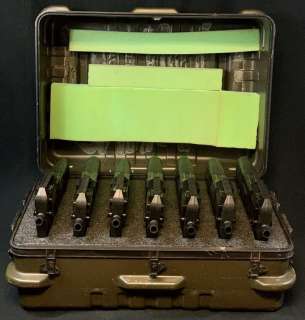 Stargate SG-1 (1997–2007) - 7 Rifle Weapons in Ammo Box | Hanlin Auction Service