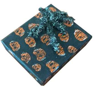 The Nightmare Before Christmas (1993) - Miniature Halloweentown Present | Hanlin Auction Service