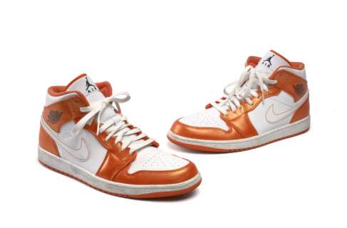 Paire de Baskets Montantes Portée Par Omar Sy Dans La Série " Lupin " Saison 3 Et Dédicacée Par L’acteur | Paire de baskets montantes " Air Jordan 1 Mid SE " d’Omar Sy | Artcurial