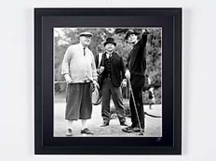 James Bond 007: Goldfinger - Sean Connery (James Bond), Gert Frobe (Goldfinger) And Harold T. Sakata | James Bond 007: Goldfinger - Sean Connery (James Bond), Gert Frobe (Goldfinger) and Harold T. Sakata - Luxury Wooden Framed 70X50 cm - Limited Edition Nr 04 of 30 - Serial ID 20002 - - Original Certificate (COA), Hologram Logo Editor and QR Code | Catawiki