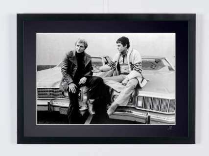 Starsky And Hutch, 1975 - David Soul, Paul Michael Glaser | STARSKY AND HUTCH, 1975 - David Soul, Paul Michael Glaser - Fine Art Photography - Luxury Wooden Framed 70X50 cm - Limited Edition Nr 01 of 30 - Serial ID 16929 - Original Certificate (COA), Hologram Logo Editor and QR Code | Catawiki